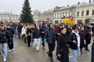 Polonez maturzystów na Rynku w Nowym Sączu