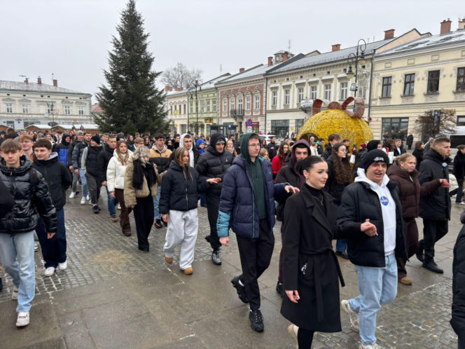Polonez maturzystów na Rynku w Nowym Sączu