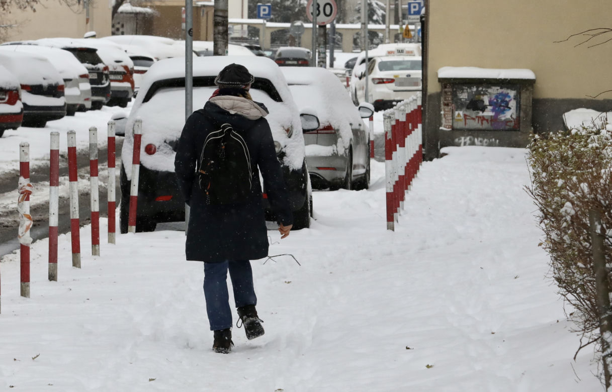 Warszawa nie radzi sobie z atakiem zimy. Chodniki toną w śniegu