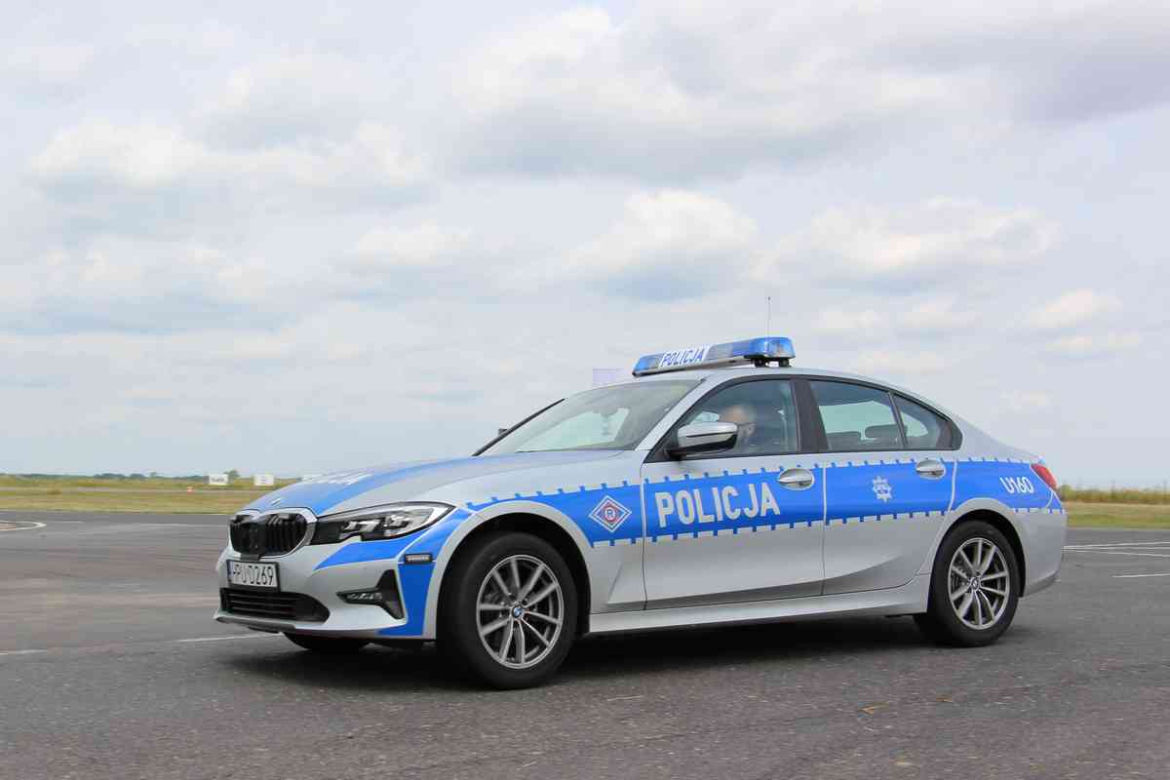 Policjanci przechodzą szkolenia z jazdy oznakowanymi BMW serii 3