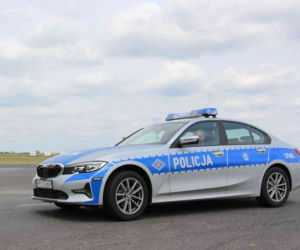 Policjanci przechodzą szkolenia z jazdy oznakowanymi BMW serii 3