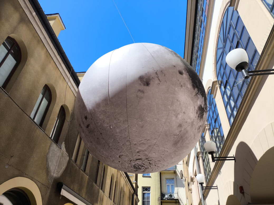 Tarnów ma swój Księżyc! Niezwykła instalacja pojawiła się w Pasażu Tertila