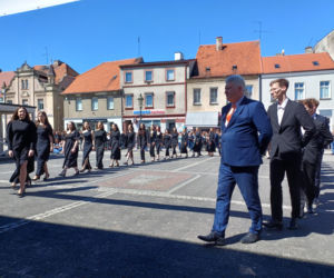 Polonez maturzystów z I LO na rynku w Ostrzeszowie