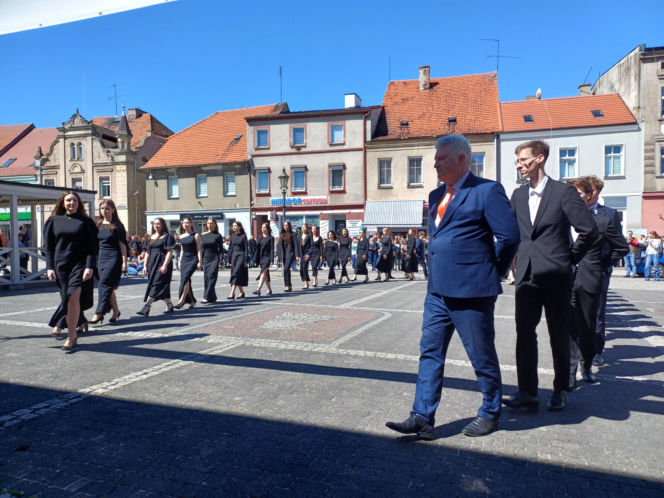 Polonez maturzystów z I LO na rynku w Ostrzeszowie