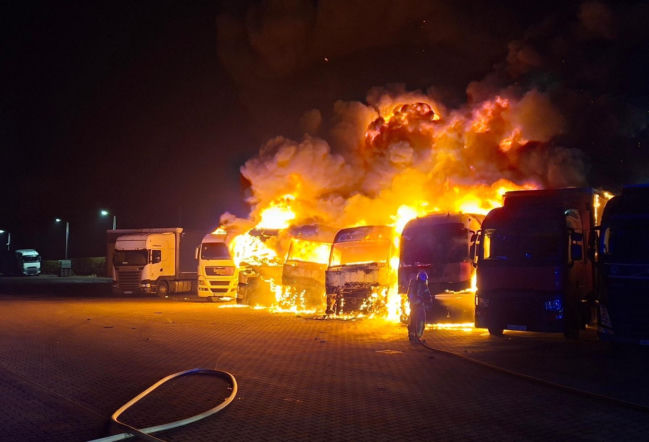 Ciężarówki płonęły jak pochodnie. Ogień przenosił się na kolejne auta