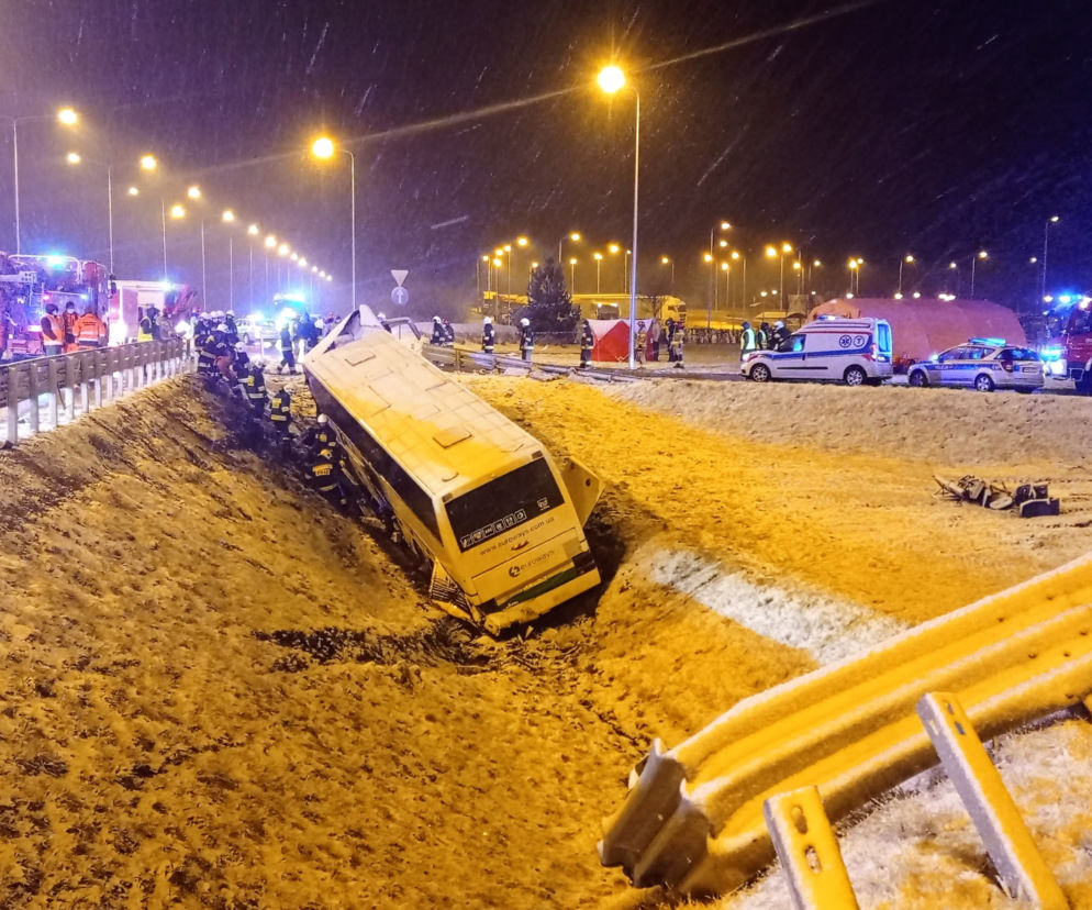 Tragedia na autostradzie A4. Autokar runął do rowu. Zginęła 1 osoba, jest 9 rannych! [ZDJĘCIA]