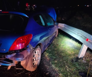 Pijany kierowca przejechał samochodem przez środek ronda w Kiełczewie [ZDJĘCIA]