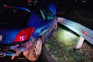 Pijany kierowca przejechał samochodem przez środek ronda w Kiełczewie [ZDJĘCIA]