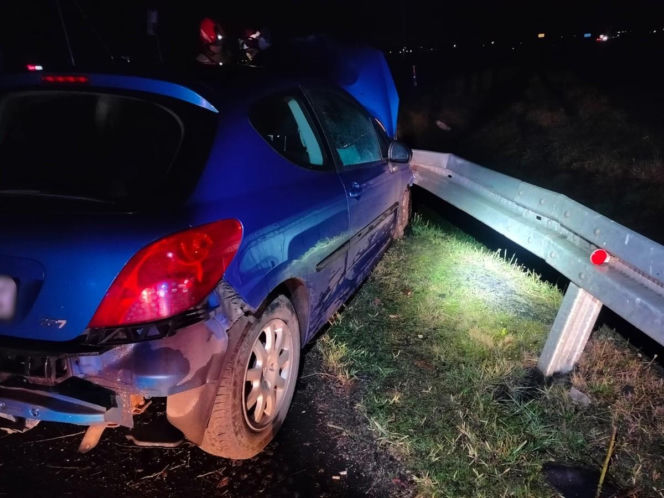 Pijany kierowca przejechał samochodem przez środek ronda w Kiełczewie [ZDJĘCIA]