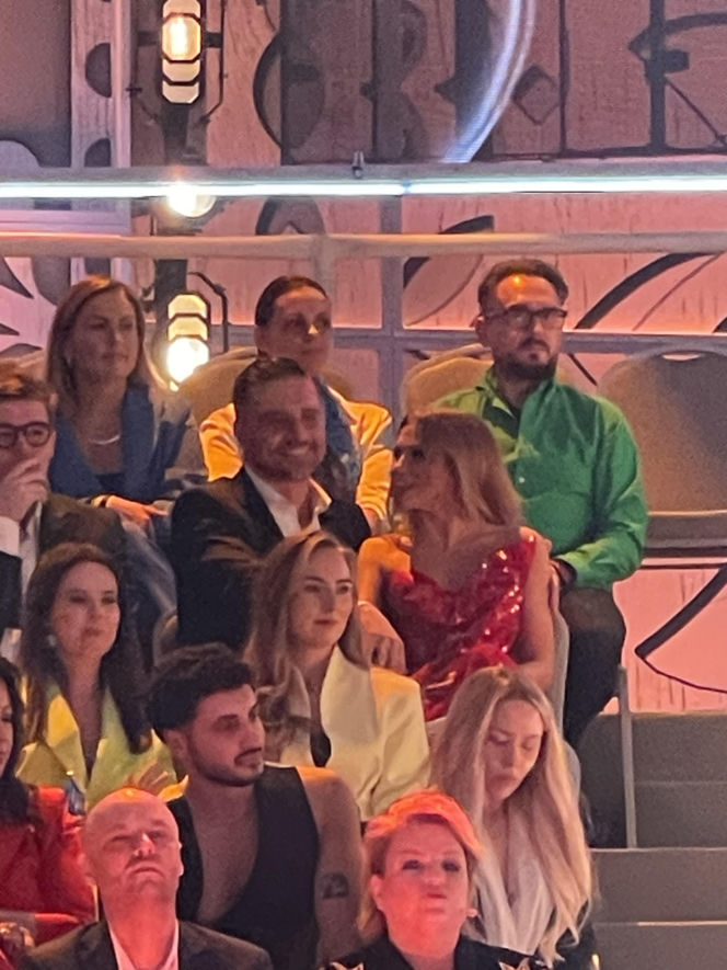 Tak Kaczorowska i Rogacewicz zachowywali się na ramówce TVP. Najpierw obejmował, a potem nurkował pod krzesło!