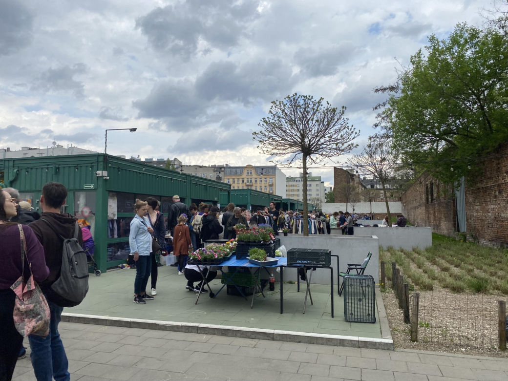 Garażówka na Bazarze Różyckiego