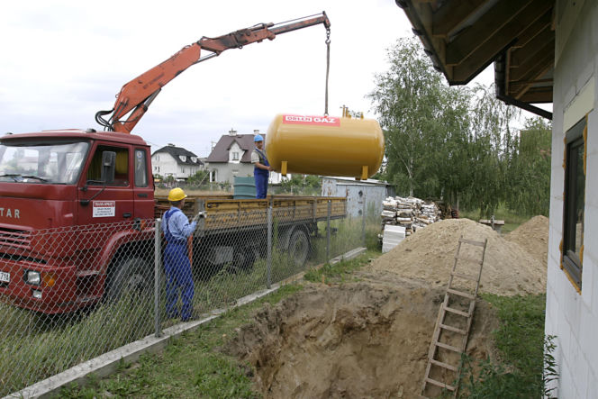 Wiele materiałów budowlanych jest dostarczanych samochodami z dźwigiem. Trzeba przewidzieć miejsce, w którym wysięgnik będzie mógł swobodnie pracować na wysokości