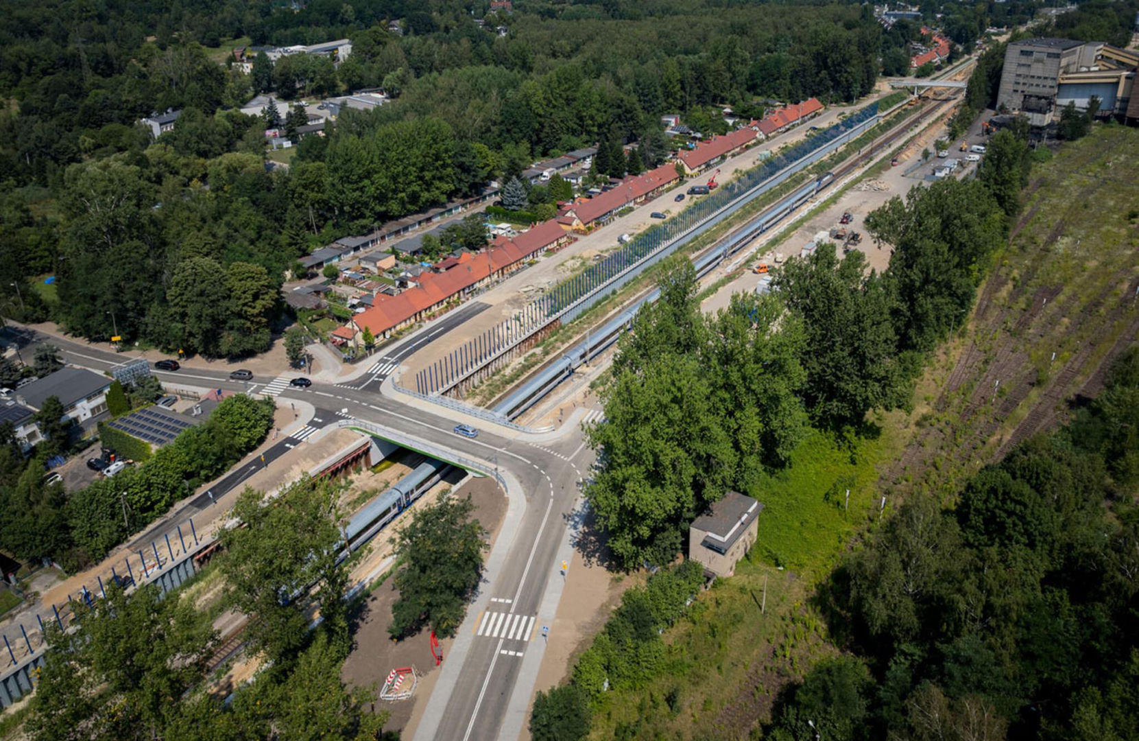 Kierowcy i piesi korzystają z przebudowanego wiaduktu drogowego przy ul. Dobrego Urobku w Katowicach.