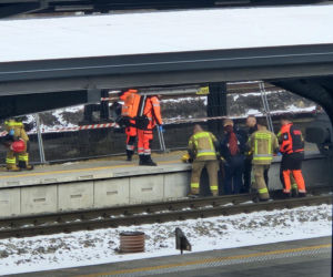 Mysłowice. 16-latka wyciągnięta spod pociągu Intercity na dworcu PKP. Zabrał ją śmigłowiec LPR [ZDJĘCIA].
