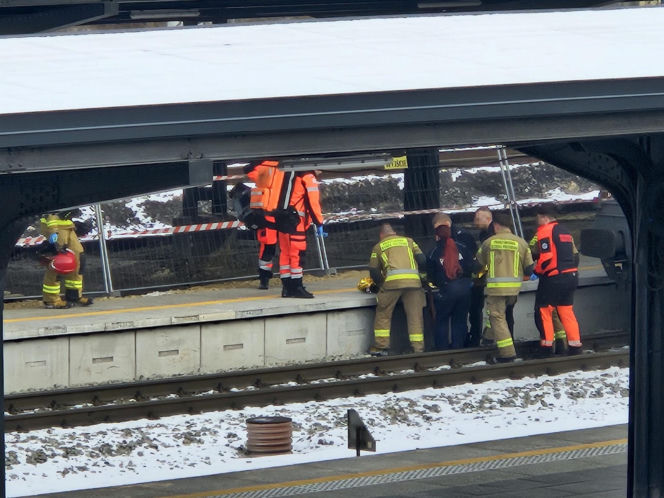 Mysłowice. 16-latka wyciągnięta spod pociągu Intercity na dworcu PKP. Zabrał ją śmigłowiec LPR [ZDJĘCIA].