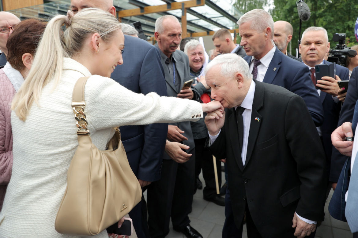 Tak całuje Kaczyński. Szarmanckie gesty prezesa PiS 