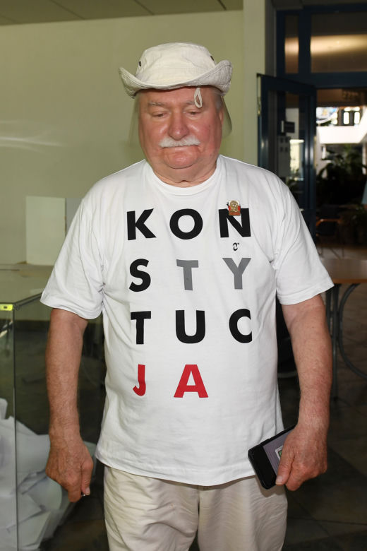 Wybory 2020 Lech Wałęsa zagłosował w koszulce Konstytucja 