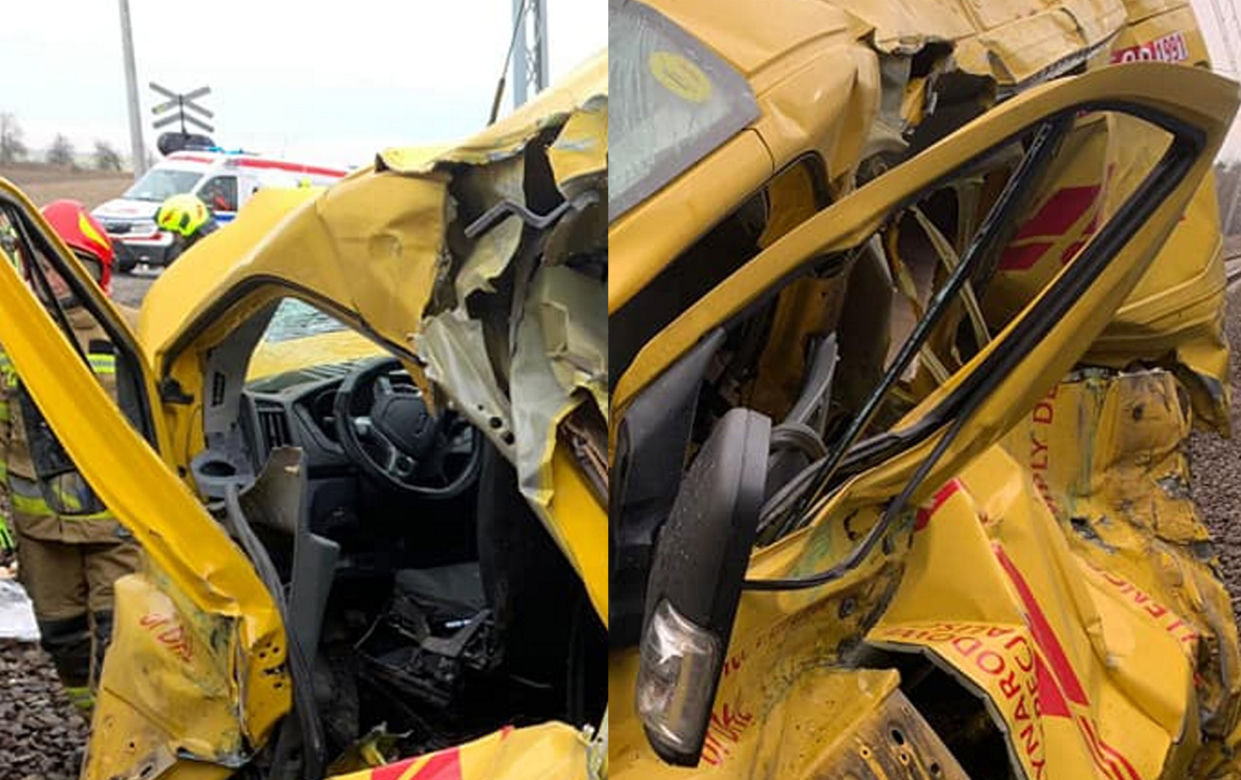 Koszmarny wypadek na przejeździe kolejowym! Kurier DHL wjechał prosto pod pociąg [ZDJĘCIA]