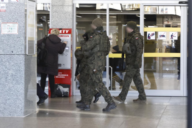 Warszawa. Wojsko na stacjach kolejowych