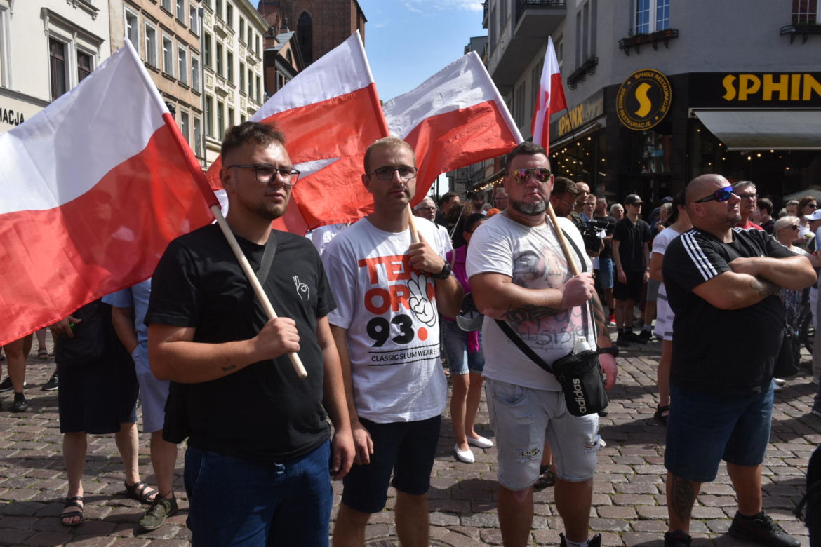 Marsz Milczenia dla Klaudii w Toruniu. „Niech nasza cisza przemówi głośniej niż słowa” [GALERIA]