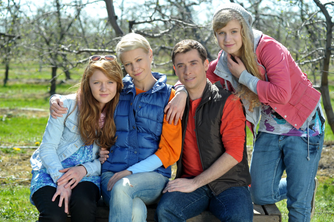 M jak miłość: Marek (Kacper Kuszewski), Hanka (Małgorzata Kożuchowska), Ula (Iga Krefft), Natalka (Marcjanna Lelek)