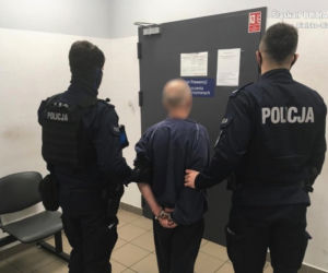 Podczas kłótni na klatce rąbnął sąsiada w głowę siekierą. Krew lała się strumieniami!