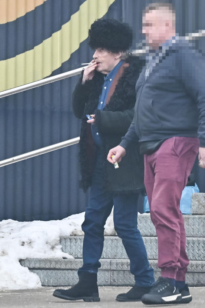 Daniel Olbrychski pali pod zakazem palenia