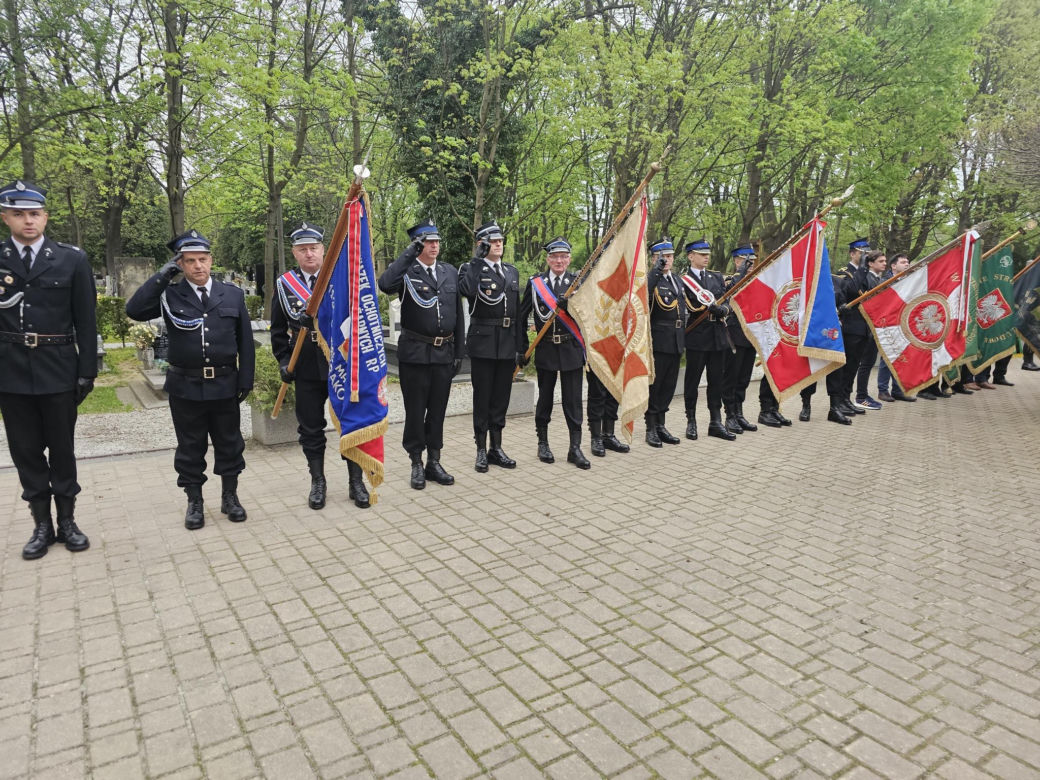 Kraków. Andrzej Duda ukląkł przed grobem posła PSL. Prezydent uczcił rocznicę katastrofy smoleńskiej