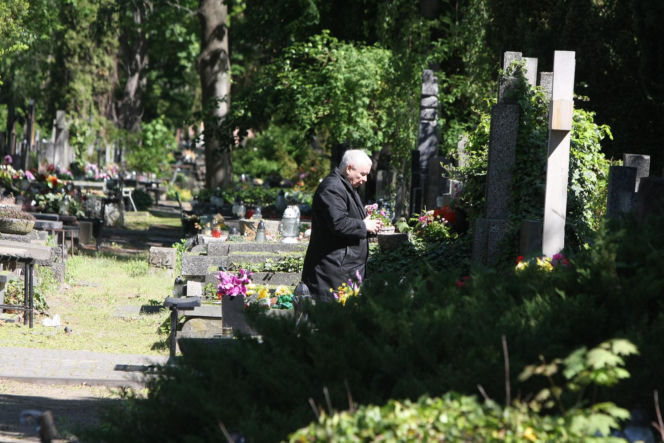 Jarosław Kaczyński na cmentarzu nie był sam. Pewna kobieta nie odstępowała go na krok