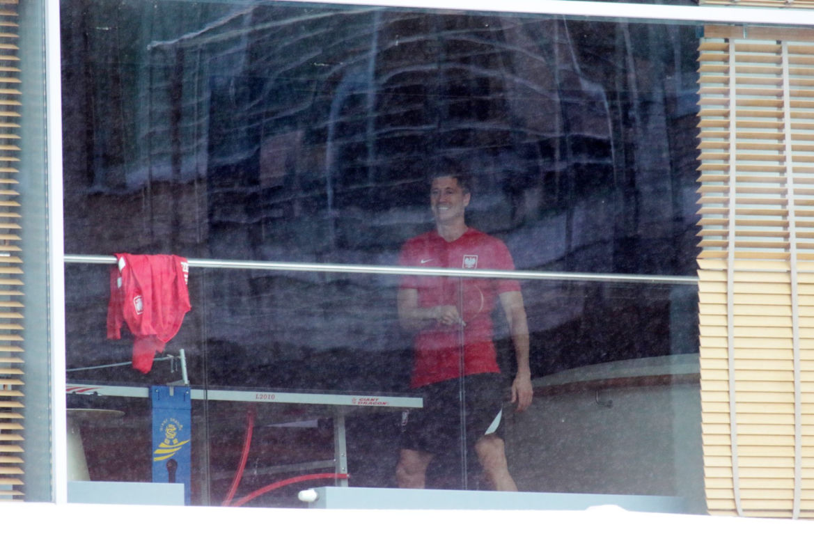 Robert Lewandowski gra w ping-pong