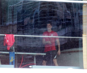 Robert Lewandowski gra w ping-pong