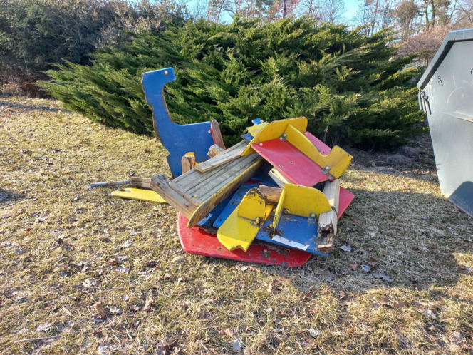 Statek w naprawie, pająk już jest. Trwa modernizacja placu zabaw w Parku Tysiąclecia w Lesznie