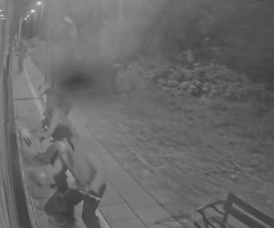 Zniszczony pociąg po ataku pseudografficiarzy w Ładzinie