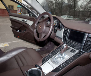 Detektyw Krzysztof Rutkowski w Porsche Panamera 4S