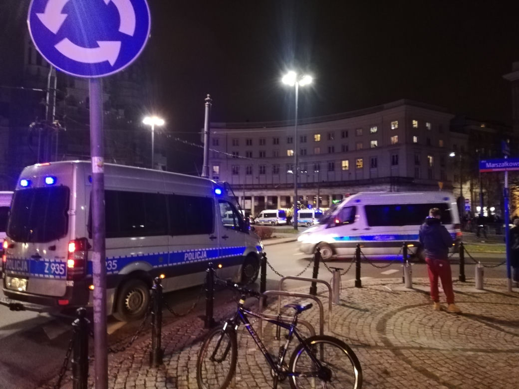 Plac Zbawiciela roi się od policji