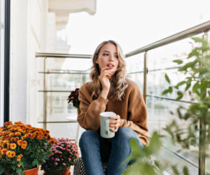 Ten designerski stolik z JYSK zmieści się na każdym balkonie. Teraz kupisz go 15% taniej