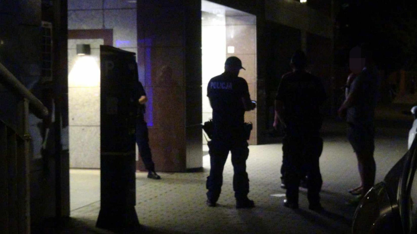 Atak nożownika na Woli. Ranny przebiegł kilkaset metrów i padł na ziemię. Zatrzymali jedną osobę, trwa akcja policji