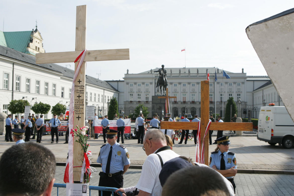 Nieudana próba przeniesienia krzyża sprzed Pałacu Prezydenckiego 3.08.2010