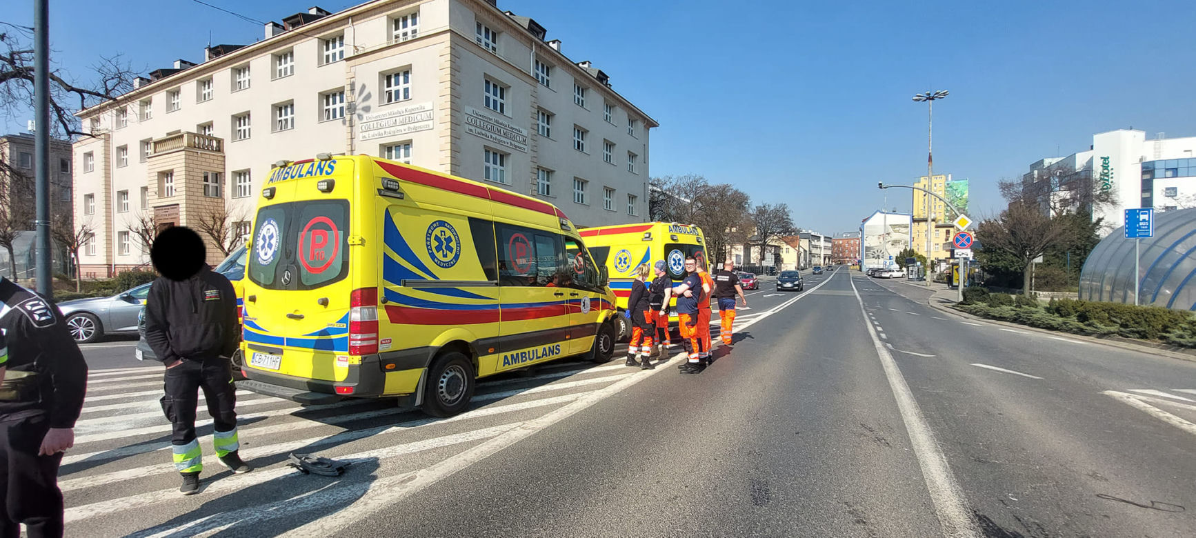 Bydgoszcz. Wypadek z udziałem karetki na rondzie Jagiellonów [ZDJĘCIA]