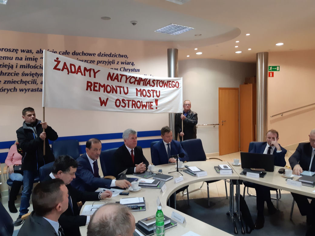 Mieszkańcy Wierzchosławic są WŚCIEKLI. Żądają naprawy mostu 