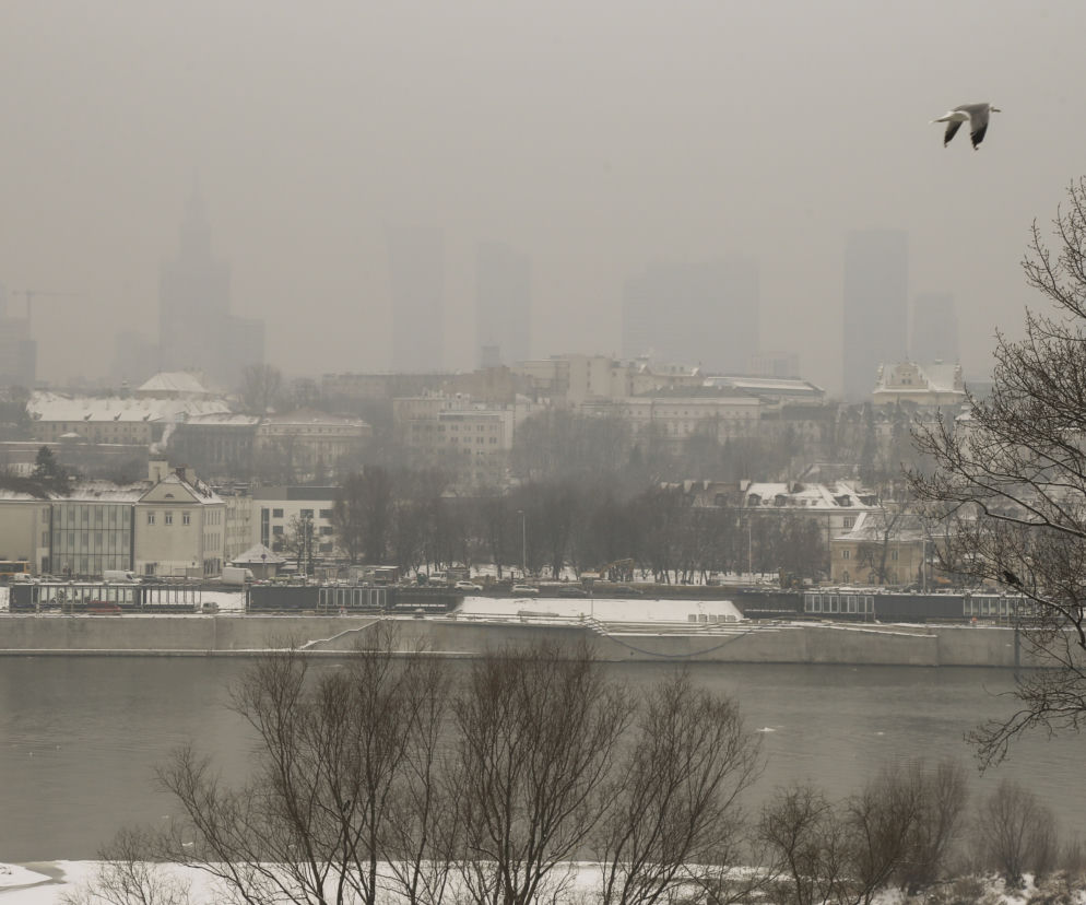 Gigantyczny SMOG nad Warszawą. Powietrze jest aż GĘSTE. Dramatyczne dane