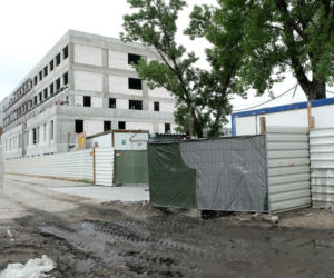 Zburzone zabytkowe stajnie przy Szwedzkiej 