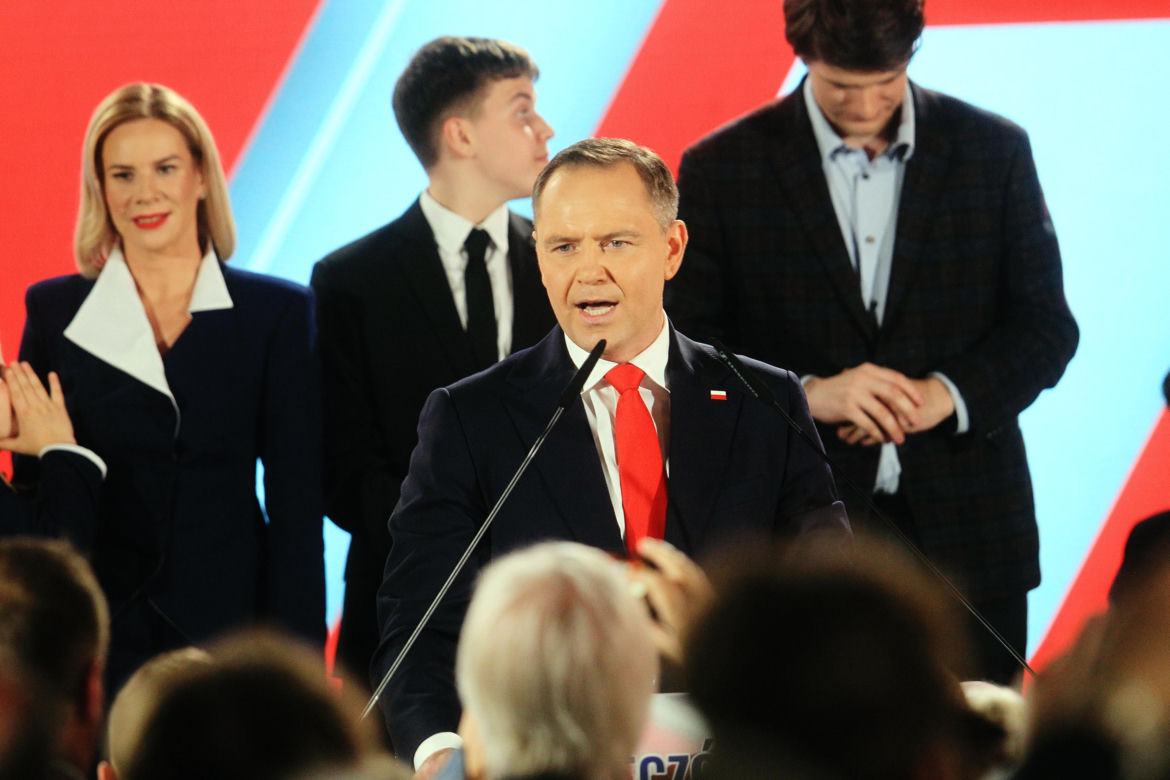 Marta Nawrocka na spacerze z córką i mężem