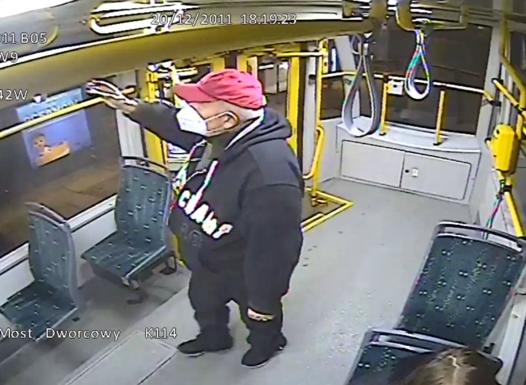 Poznań. Zboczeniec w tramwaju! Policjanci szukają tego mężczyzny