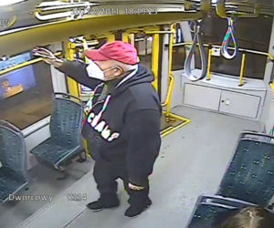 Poznań. Zboczeniec w tramwaju! Policjanci szukają tego mężczyzny