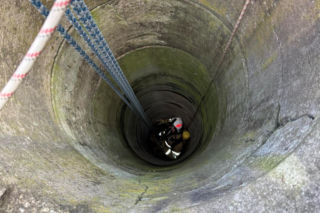 Uratowali kota, który wpadł do studni