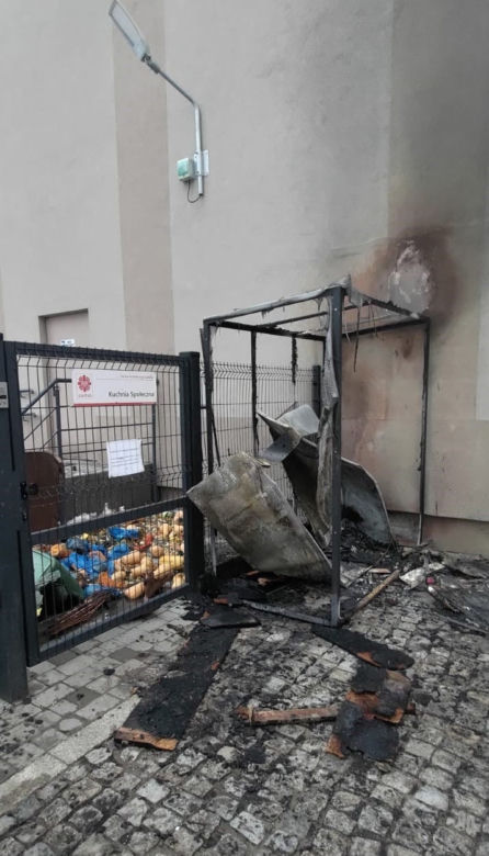 Łódź. Lodówka społeczna Caritasu spłonęła. "Komuś bardzo przeszkadzała" 