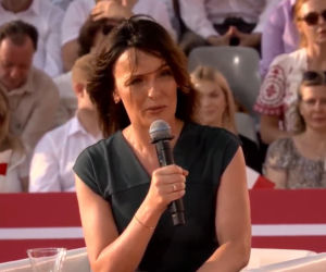 Dorota Gawryluk na debacie przed Pałacem Prezydenckim