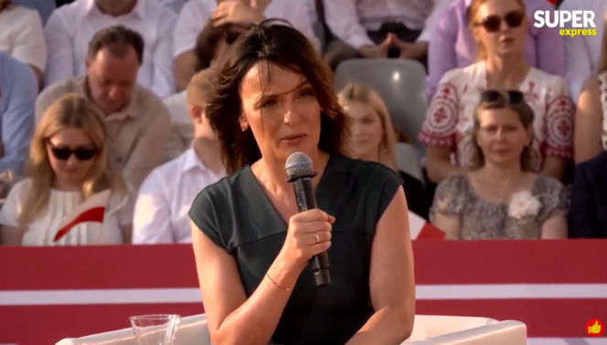 Dorota Gawryluk na debacie przed Pałacem Prezydenckim