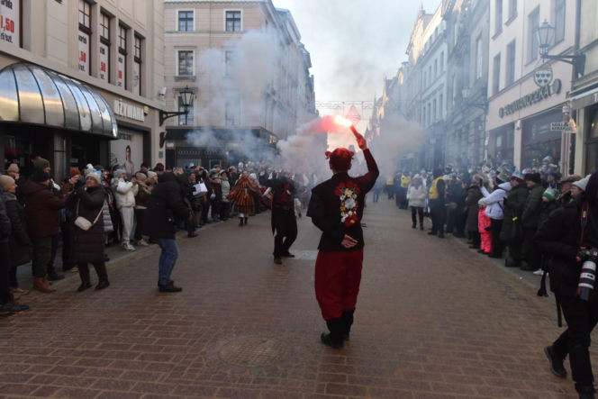 Orszak Trzech Króli 2026 w Toruniu. Zdjęcia z samego serca starówki